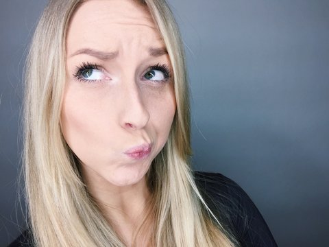 Frau schaut skeptisch