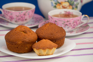 Fototapeta na wymiar Muffins and tea