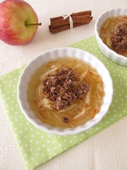 Apfelsüppchen mit Zimt und Schoko-Crumbles