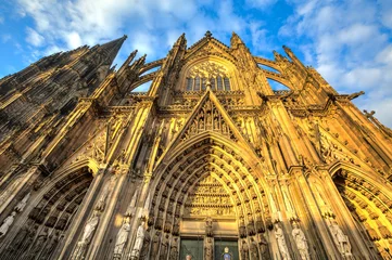 Fassade der Domkirche in der Stadt Köln von der Sonne beleuchtet © pwollinga