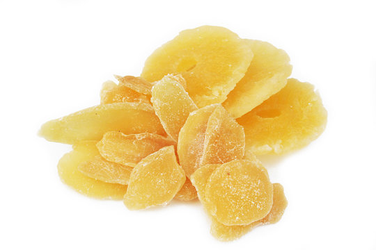 frutta candita su sfondo bianco_ ananas e zenzero