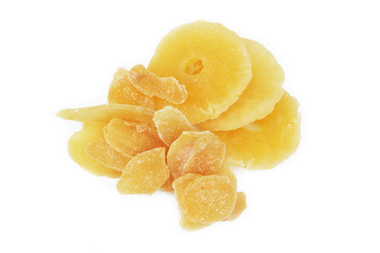 frutta candita su sfondo bianco_ ananas e zenzero