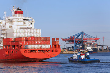 Containerschiff mit Schlepper