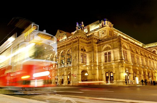 Wiener Staatsoper; Opernhaus mit Straßenbahn, Ringstrasse Nacht