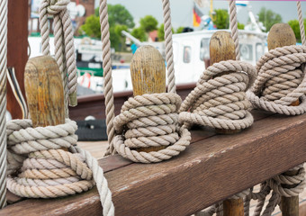Taue auf Bootsdeck eines Segelschiffs