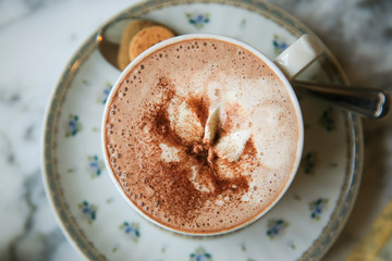 Tasse mit heißer Schokolade und Schlagsahne