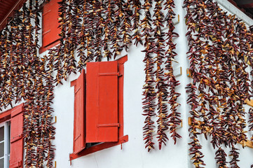 Piment d'Espelette sur  façade maison