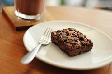 close up brownie and chocolate in ceramic dish