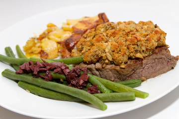 Rinderfilet mit Steinpilzkruste, Kartoffelgratin und Bohnen