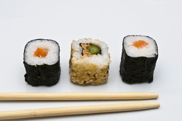 Maki Sushi mit Stäbchen