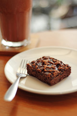 close up brownie and chocolate in ceramic dish