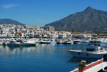 Fototapeta na wymiar Puerto Banús, muelle, Marbella, Málaga, yates