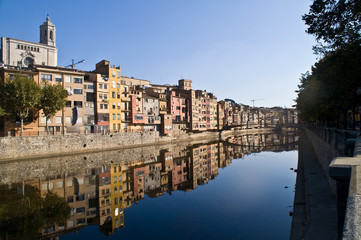 Obraz premium View Girona city with colorful houses reflected in water of ony