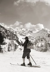 Fototapeten Schwarz-Weiß-Fotos, Vintage-Fotos mit Vintage-Skifahrer © smuki