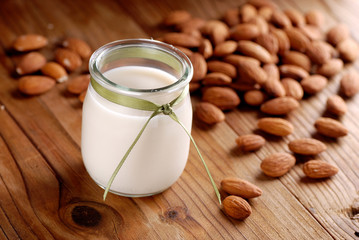 latte di mandorla con frutta secca intorno