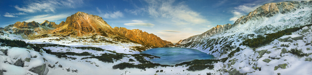 Fototapeta na wymiar Panoramic winter view of the five lakes valley