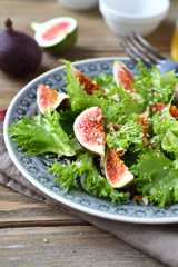 Delicious figs and salad leaves