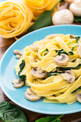 Fettuccine with spinach and mushrooms