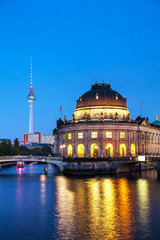 Fototapeta premium Berlin cityscape early in the evening