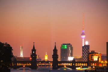 Fototapeta na wymiar Berlin cityscape with Oberbaum bridge