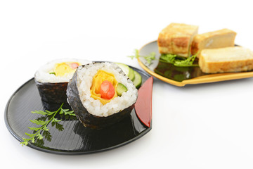 美味しそうな巻き寿司と厚焼き玉子