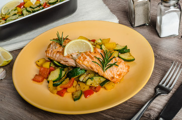 Salmon baked with thyme and Mediterranean vegetables