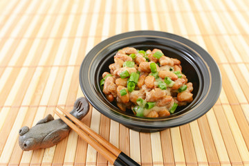 小皿に入れた納豆