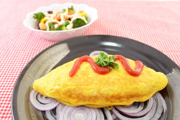 美味しそうなオムライスとサラダ