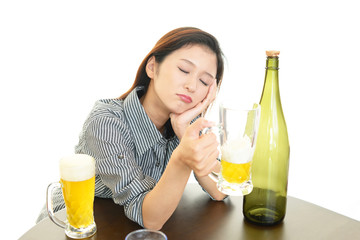 お酒を飲みすぎた女性