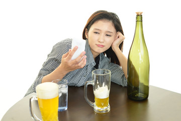 お酒を飲みすぎた女性