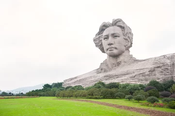 Dekokissen Skulptur des Vorsitzenden Mao in Changsha, Provinz Hunan, China © Stripped Pixel