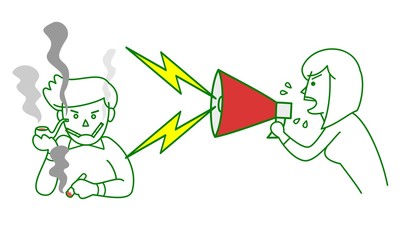 ヘビースモーカーの男性とメガホンで怒鳴る女性