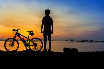 Fototapeta na wymiar cyclist silhouette sunrise