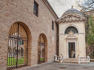 Fototapeta na wymiar Dante Alighieri tomb in Ravenna, Italy