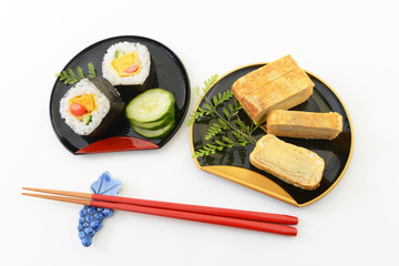 美味しそうな巻き寿司と厚焼き玉子