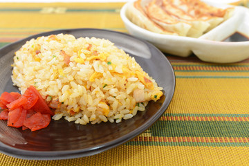 美味しそうな炒飯と餃子