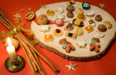 Weihnachtskekse auf Baumscheibe