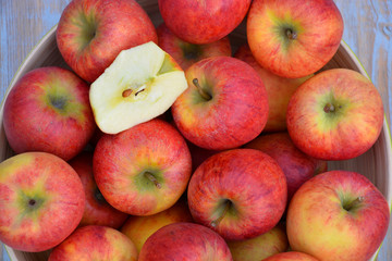 Verse appels in groene fruitschaal op oud hout