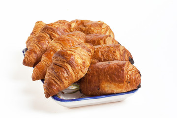 Croissants et pains au chocolat dans un présentoir