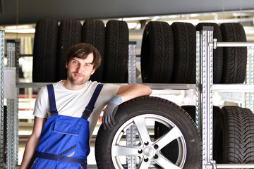 KFZ Mechaniker im Reifenhandel