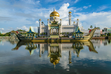 Sultan Omar Ali Saifuddin mosque, Brunei - obrazy, fototapety, plakaty