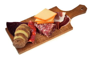 Assortiment sur planche à découper pour une raclette