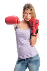 Mädchen trägt Boxhandschuhe