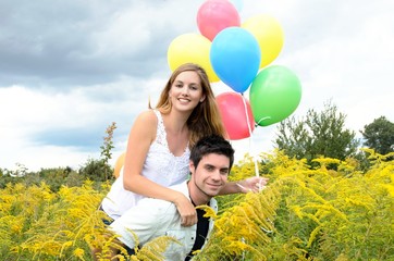 Glück: Junges, verliebtes Paar mit Luftballons :)
