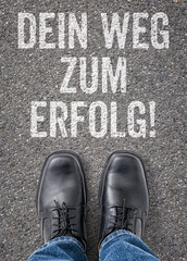 Text auf Boden - Dein Weg zum Erfolg