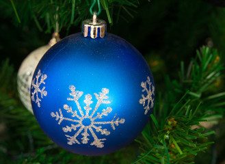 Palla di natale con fiocchi di neve