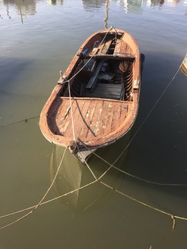 Derede bağlı bir sandal