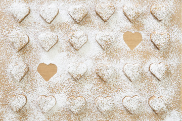 Weihnachtsplätzchen in Herzform, zwei fehlen