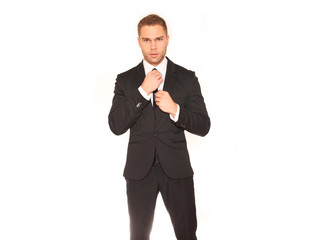 Geschäftsmann richtet Kragen