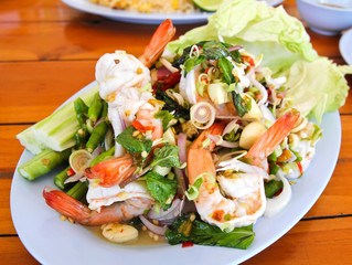 Thai spicy salad with shrimp and vegetables